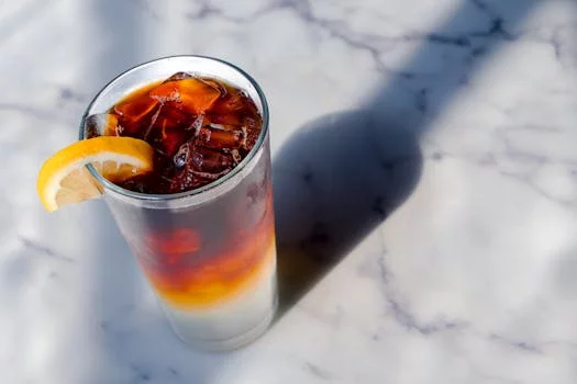 iced tea with lemon wedge and ice